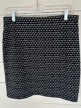 LOFT Black & White Short Skirt Made of a Cotton Blend Fabric. Skirt is Size Med.